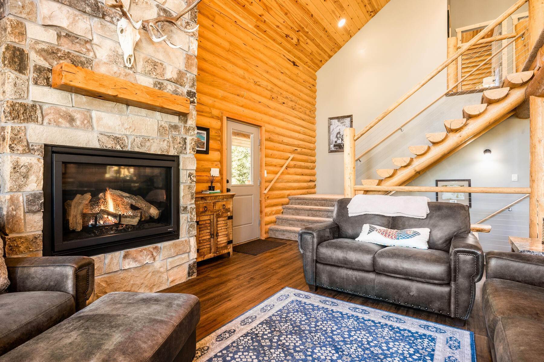 4. Single Family Homes for Sale at Stunning Cabin Retreat in the Uintas 4472 Bear Lane, Unit 58A Kamas, Utah 84036 United States