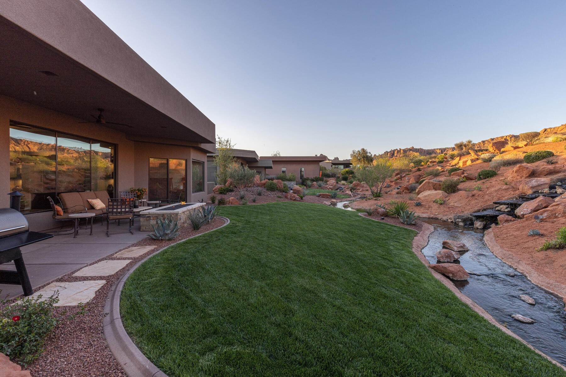29. Single Family Homes for Sale at Entrada Contemporary Home At It's Best! 2336 W Entrada Trail, #42 St. George, Utah 84770 United States