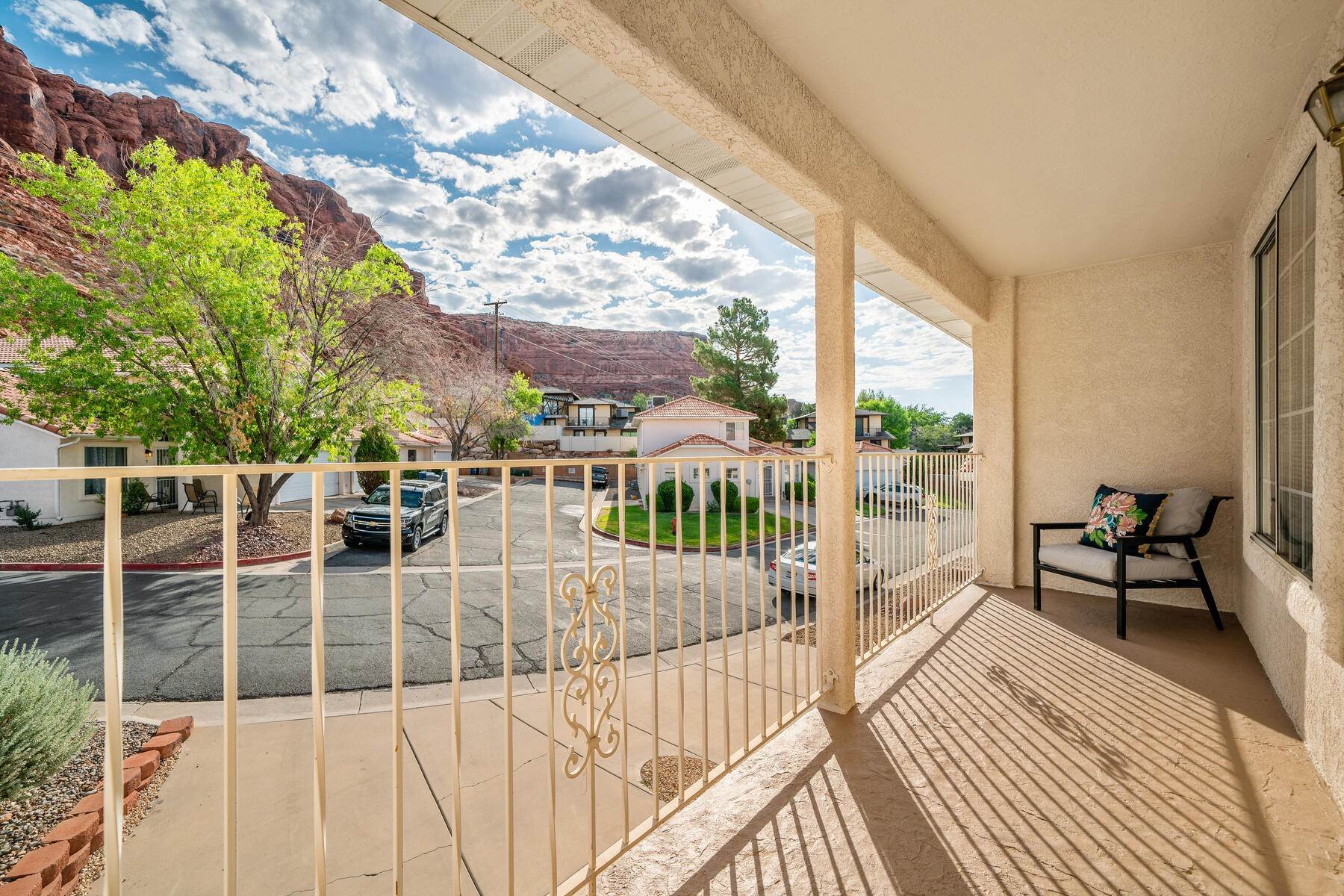16. Townhouse for Sale at Sparkling Townhouse Close To Downtown 550 W Diagonal St, #13 St. George, Utah 84770 United States