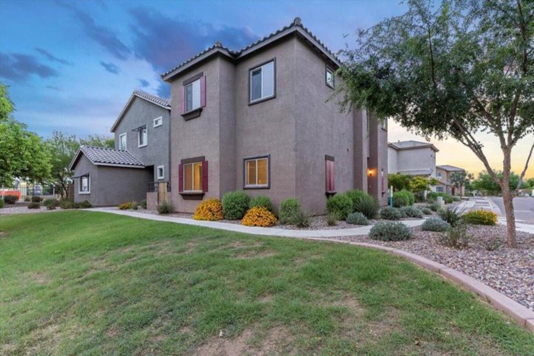 38. Single Family Homes for Sale at Courtyards at Madison Ranch 7312 S 18th Lane Phoenix, Arizona 85041 United States
