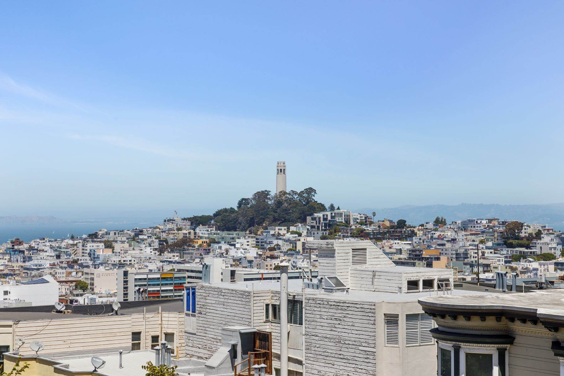 16. Condominiums for Sale at Stunning View Condo in Prime Nob Hill 1045 Mason Street #302 San Francisco, California 94108 United States