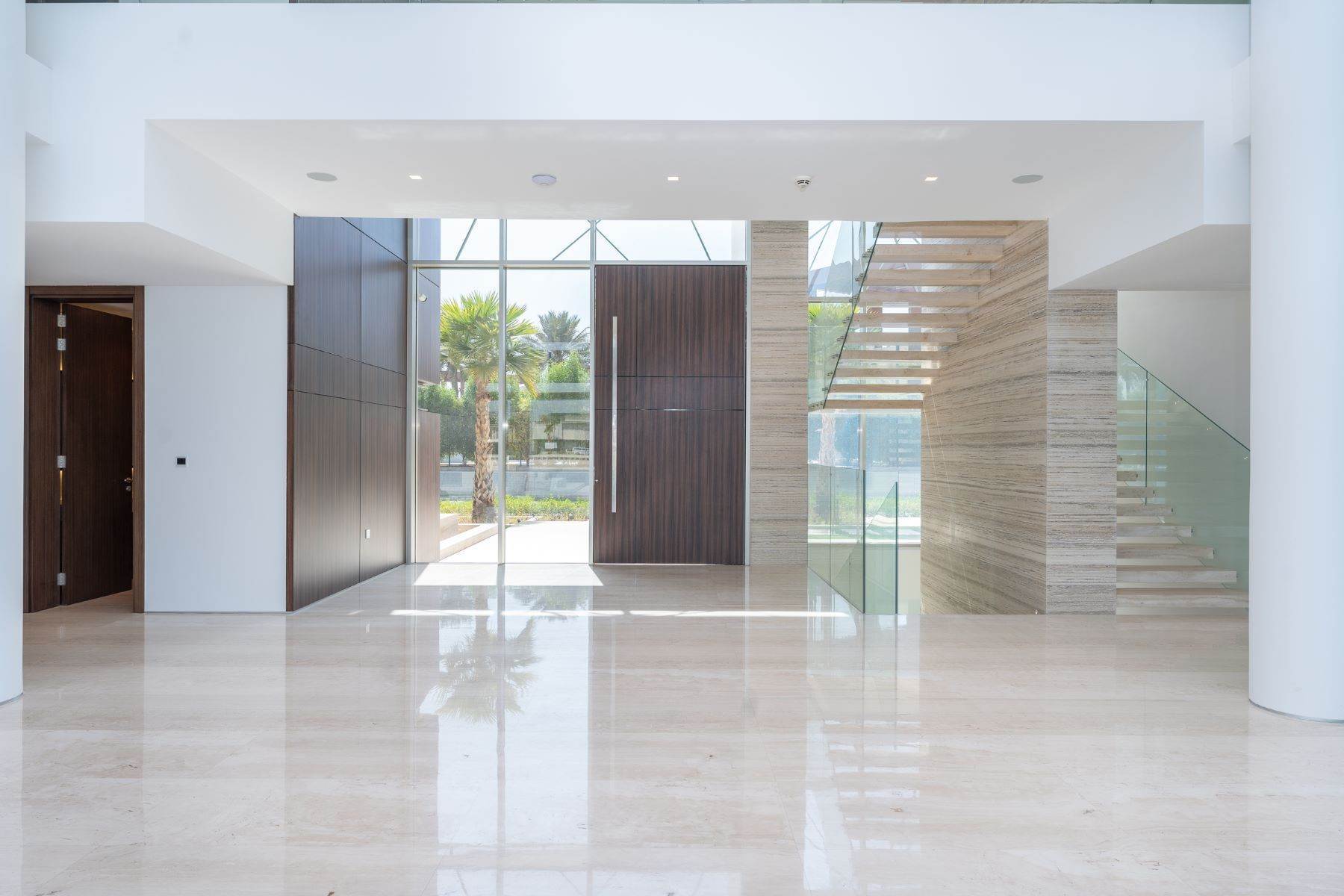 Other Residential Homes для того Продажа на Luxury villa on Palm Jumeirah Dubai, Дубай Объединенные Арабские Эмираты